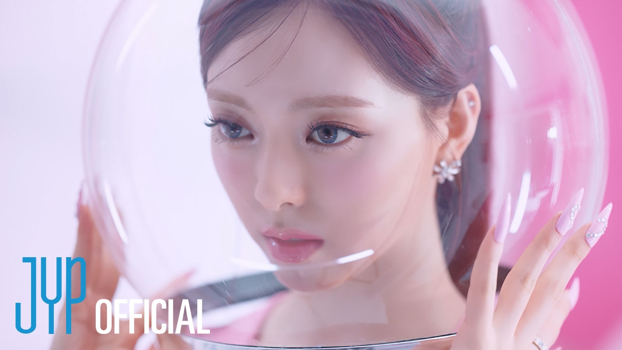 ITZY 유나, 솔로곡 'Yet, but' 뮤직비디오 공개…‘찬란한 비주얼+상큼 발랄 에너지’