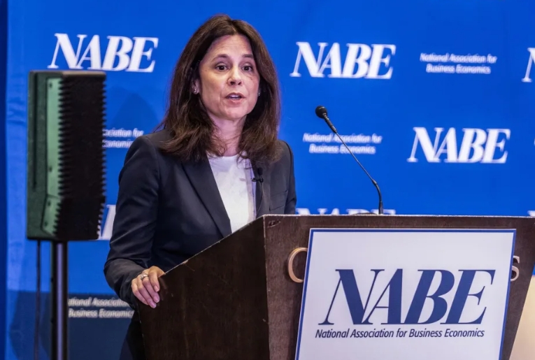 (상보) 연준 로건 "추가 금리인상 카드 지금 당장 치우진 않을 것"