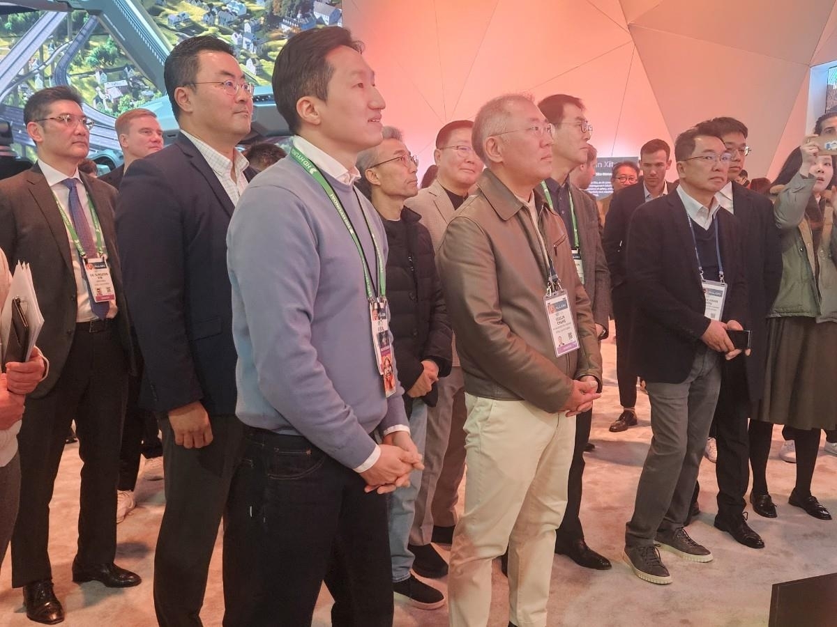 HD현대 전시관 둘러보는 정의선 현대차그룹 회장(오른쪽)과 정기선 HD현대 부회장(사진=연합)