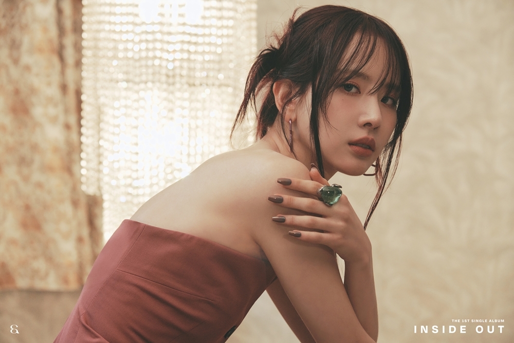 우주소녀 설아, 첫 솔로 앨범 ‘인사이드 아웃’ 세 번째 무드 이미지 공개…고혹미 넘치는 자태