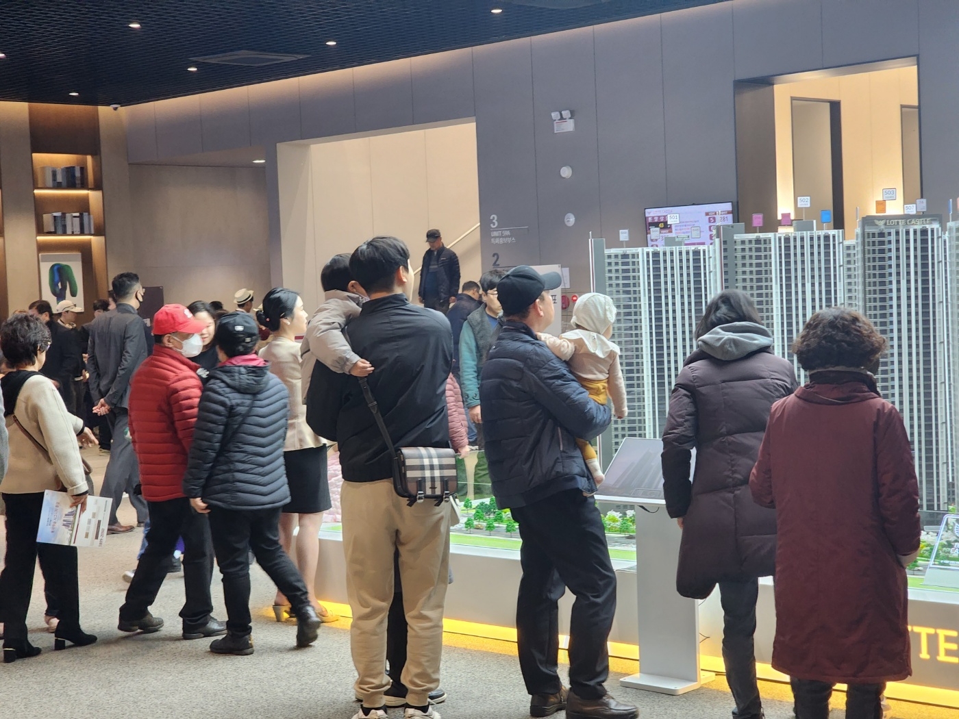 고객들이 안산 ’롯데캐슬 시그니처 중앙’ 견본주택을 둘러보고 있다.(사진=롯데건설 제공)