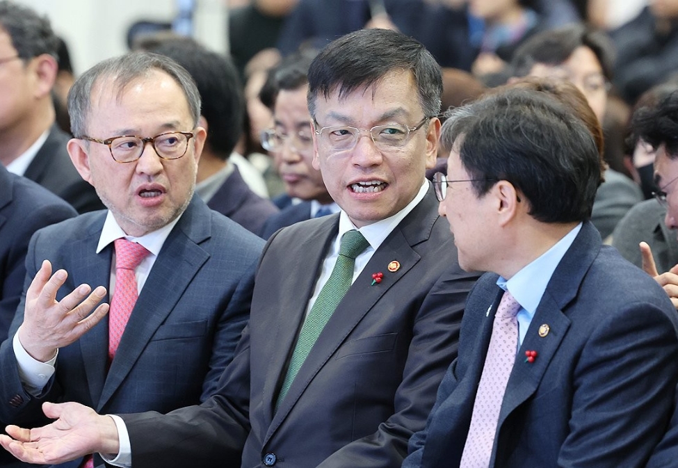 이성희 고용노동부 차관과 대화하는 최상목 부총리(서울=연합)