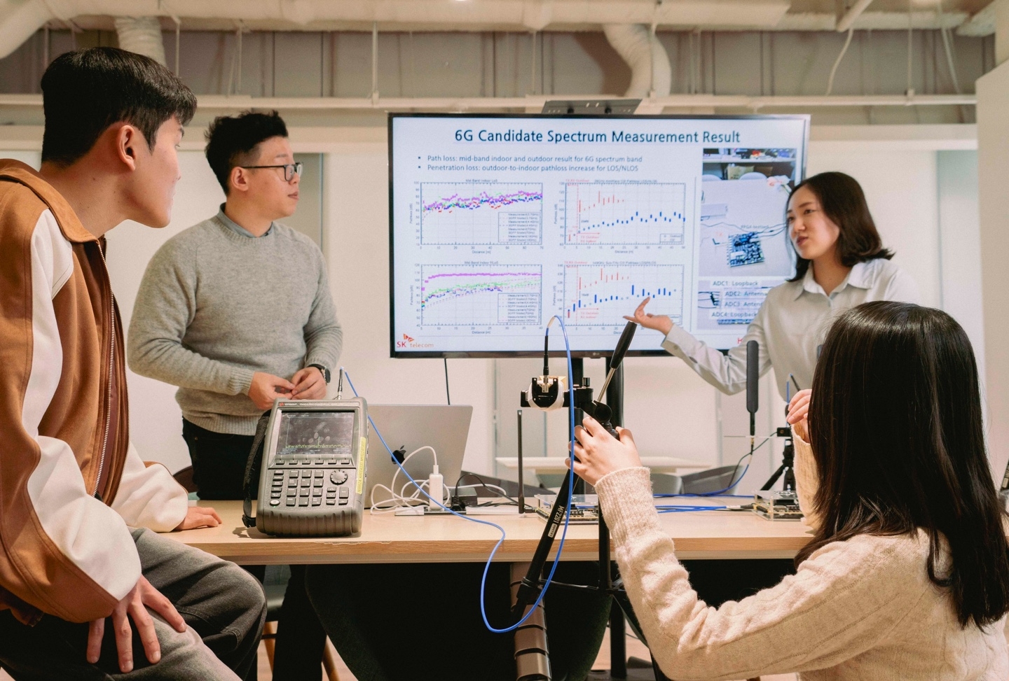 SK텔레콤과 경북대학교 연구진이 6G 후보 주파수 대역의 경로 손실, 건물 매질 투과 특성, 인체 차단 손실 등 전파특성을 종합적으로 실측하는 모습.(사진=SK텔레콤 제공)