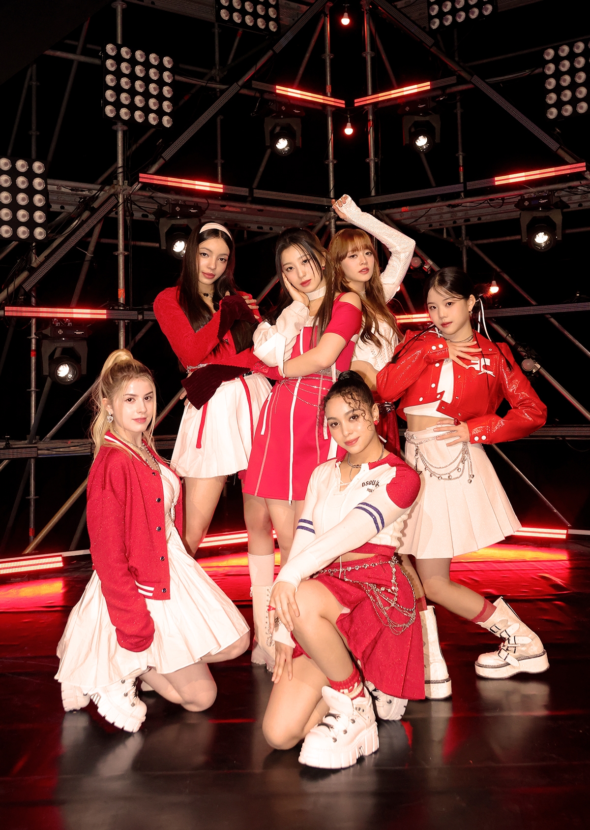VCHA, 정식 데뷔곡 'Girls of the Year' 뮤직비디오 비하인드 컷 공개…러블리 매력 발산