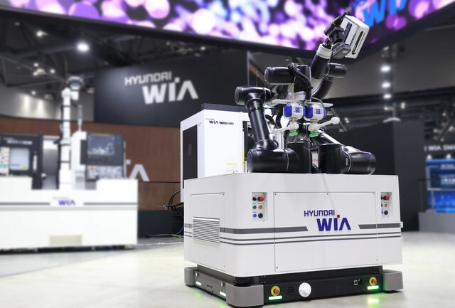 현대위아가 개발한 자율주행 물류로봇(AMR‧Autonomous Mobile Robot)과 협동로봇을 결합한 제조·융복합 모바일 로봇의 모습.(사진=현대위아 제공)