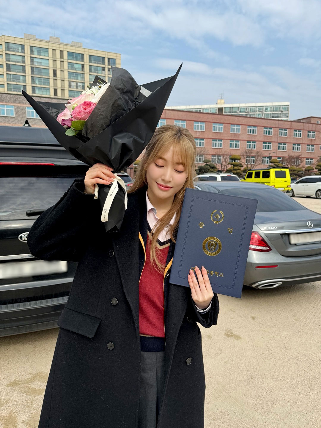 위클리 조아, 고교 졸업 꽃다발 인증 샷 공개…“더 빛나는 인재이자 사회인이 될 것”