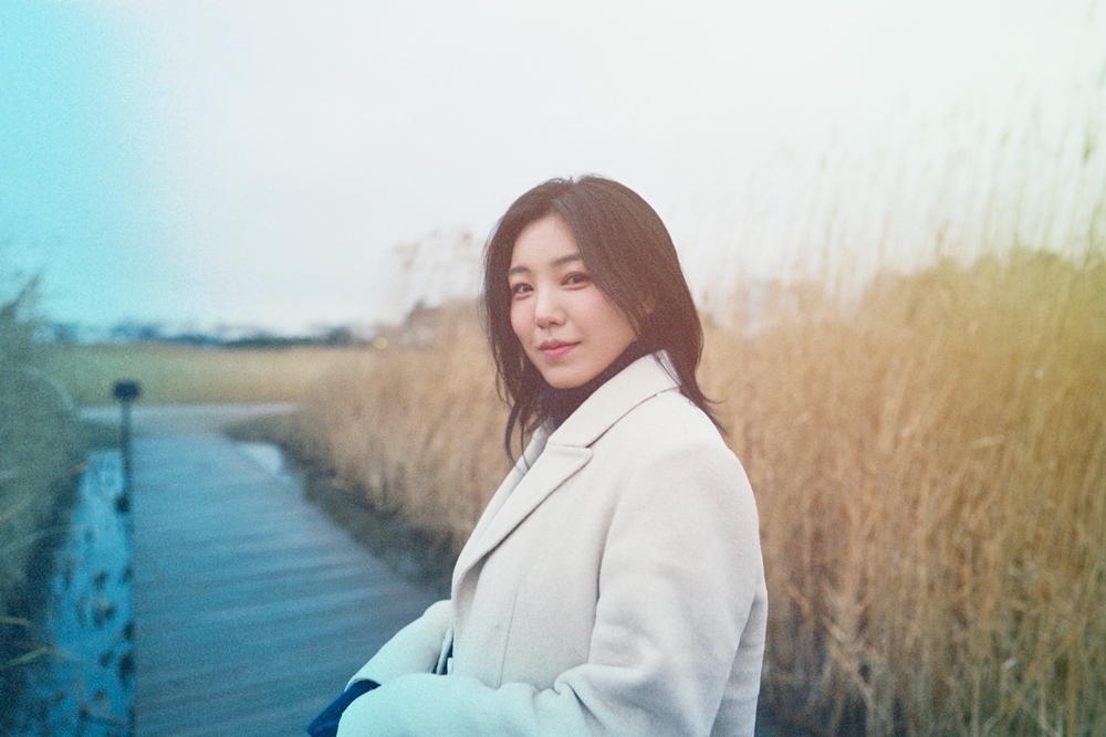 다래, 싱글 '나의 영화였던 너에게' 콘셉트 포토 공개…겨울 정취 속 온화한 미소