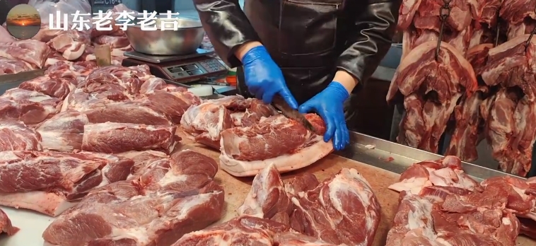 (상보) 中 춘제 목전 돼지고기 소비 급감...심각한 경제 문제 신호 - 블룸버그