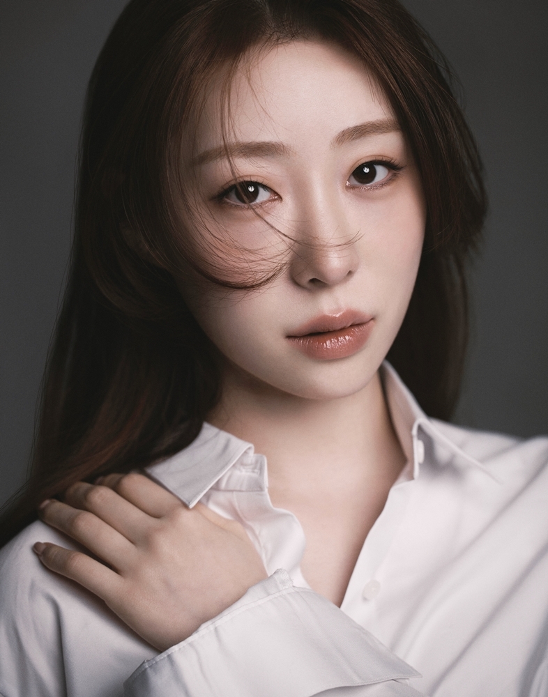 우주소녀 연정, '시크↔청순' 오가는 새 프로필 공개