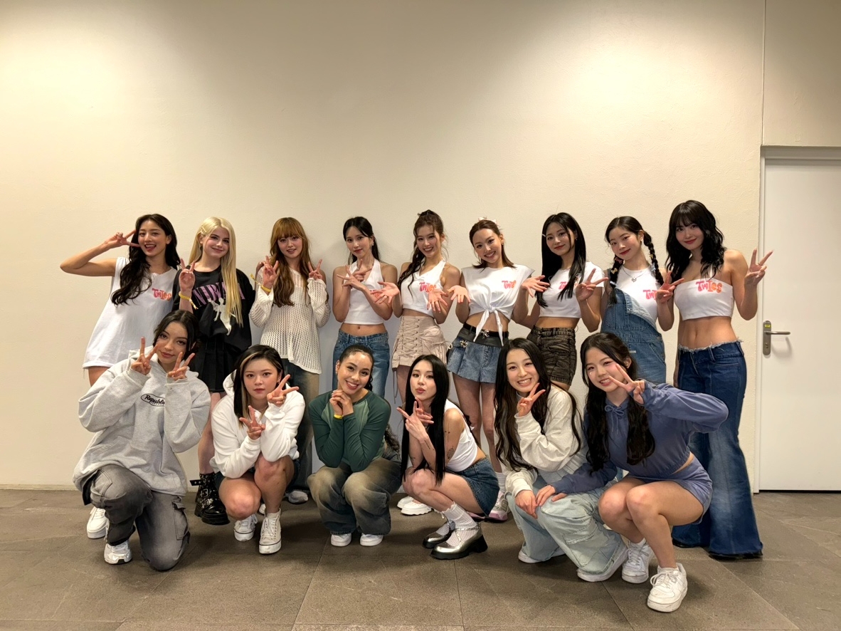VCHA, 트와이스 월드투어 멕시코 공연 오프닝 무대 장식…‘글로벌 루키' 행보 주목