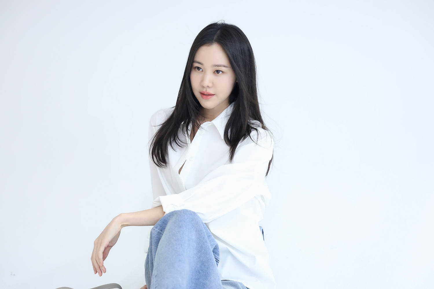 김예원, 2024년 시작을 알리는 프로필 비하인드 공개…‘청량+뷰티+시크’