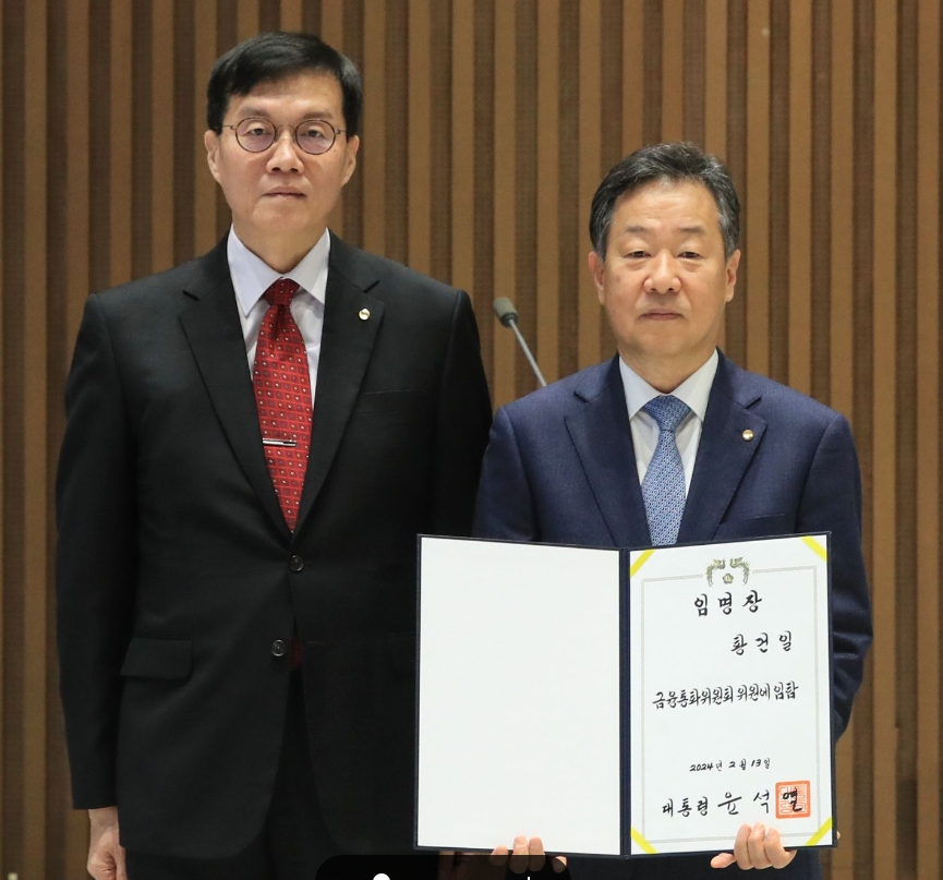 사진: 이창용 한은 총재와 신임 황건일 금통위원