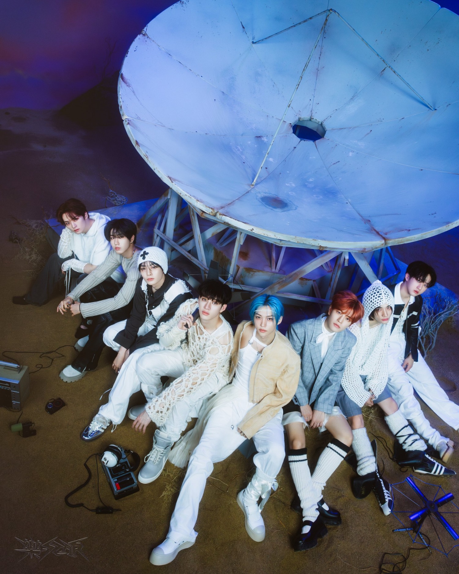 스트레이 키즈, 4월 일본 첫 오프라인 팬 커넥팅 개최…‘화려한 네온사인+애니메이션 효과’ 다이내믹 무빙 포스터 오픈