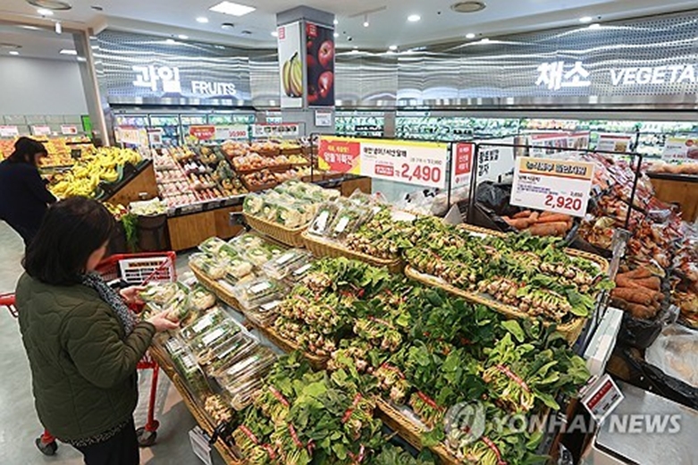 정부가 장바구니 물가 부담을 완화하기 위해 과일, 시설채소 등의 출하비용을 지원하고 유통사의 할인 판매를 활성화한다. 농림축산식품부는 농산물 가격이 높은 수준을 유지하고 있다면서 품목별로 물가 안정 대책을 추진한다고 밝혔다. (사진=연합)