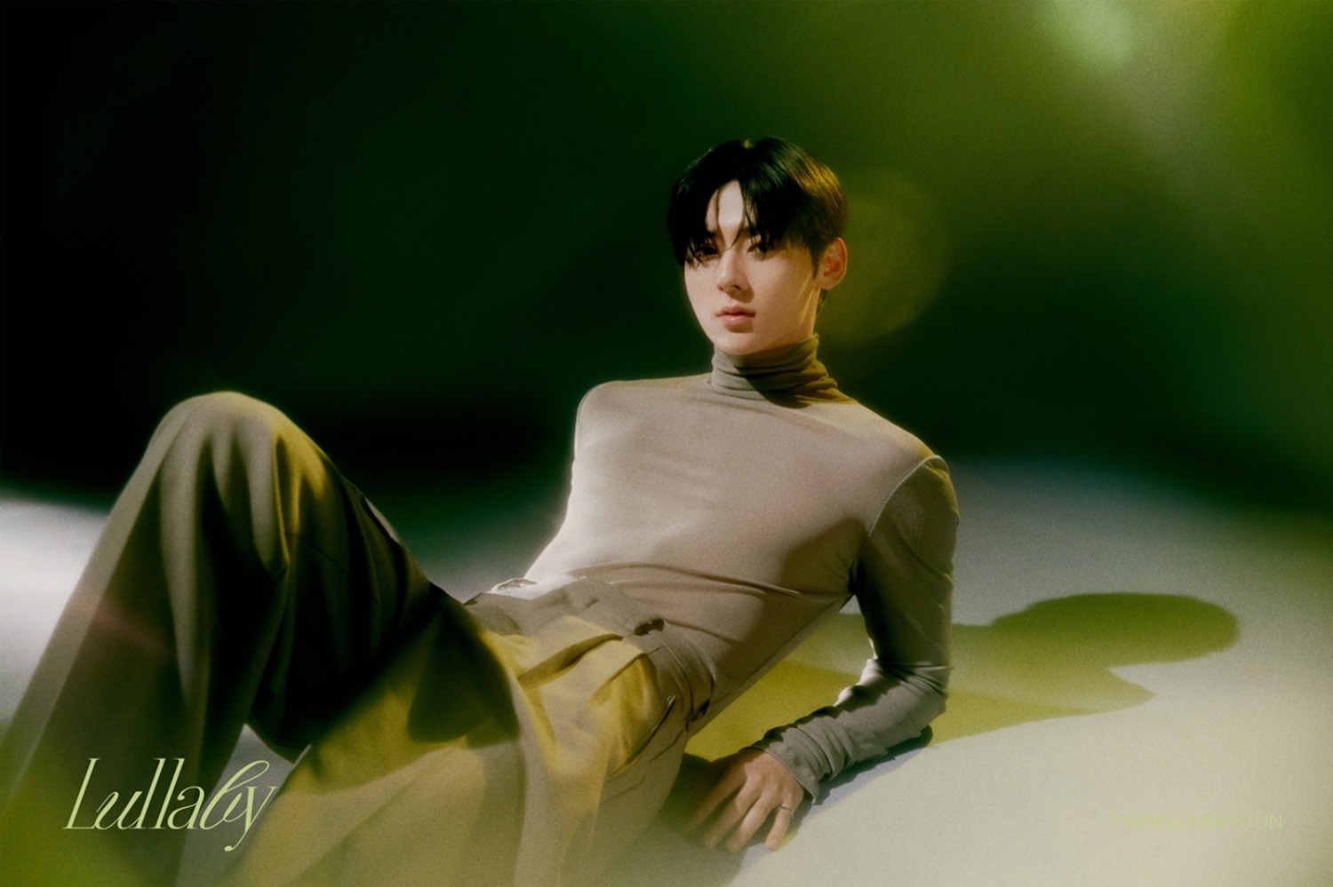 황민현, ‘Lullaby’ 2차 오피셜 포토 공개…글로벌 팬 설레게 하는 청초한 비주얼