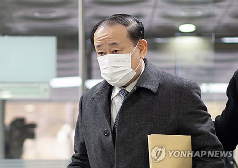 SPC그룹의 '파리바게뜨 제빵기사 노조 탈퇴 강요' 의혹으로 검찰 수사를 받는 황재복 SPC 대표이사 구속 전 피의자 심문(영장실질심사)을 받기 위해 4일 오전 서초구 서울중앙지법에 들어서고 있다.(사진=연합)