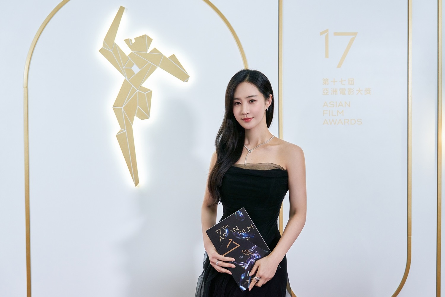 ‘화려한 스포트라이트’ 권유리, 시크한 블랙 드레스로 레드카펫 압도