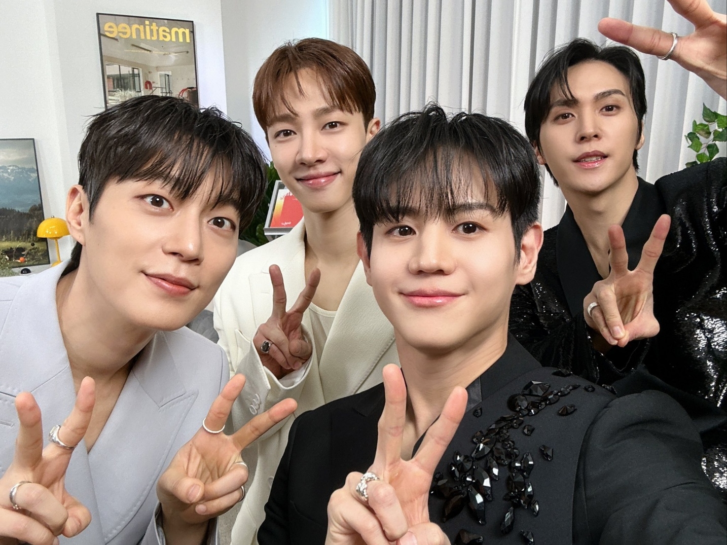 하이라이트, 컴백 첫날 음원 차트 1위…성공적 컴백 신호탄