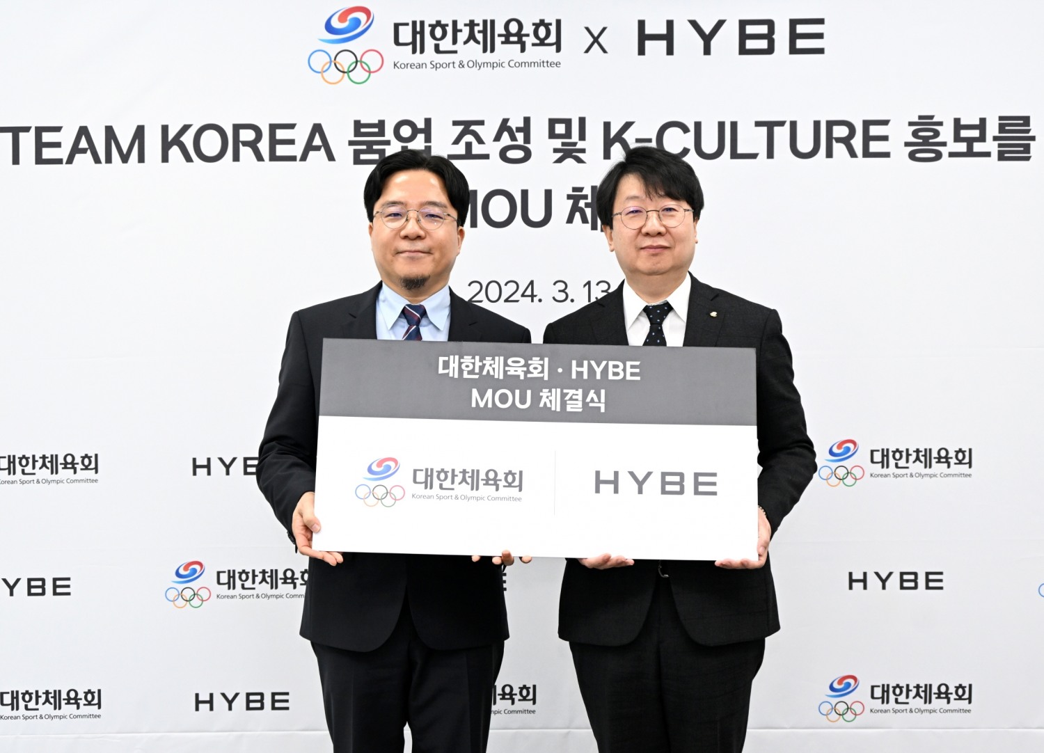 하이브, 대한체육회와 업무 협약 체결…파리올림픽 붐업과 ‘K-응원문화’ 전파 힘쓰기로