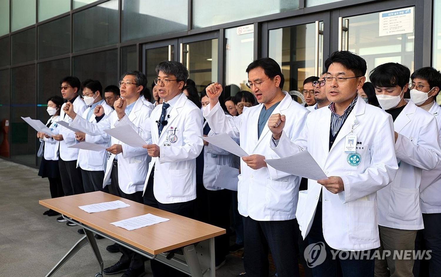 15일 오후 제주대학교 의학전문대학원 앞에서 제주대의과대학 교수협의회가 기자회견을 열어 정부의 일방적인 의대 정원 증원을 중단할 것을 촉구하고 있다. (사진=연합)