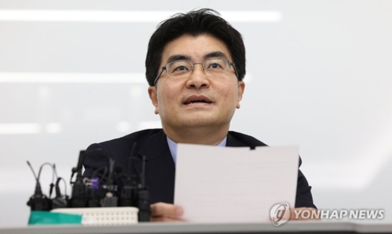 취재진 질문에 답하는 방재승 비대위원장(사진=연합)