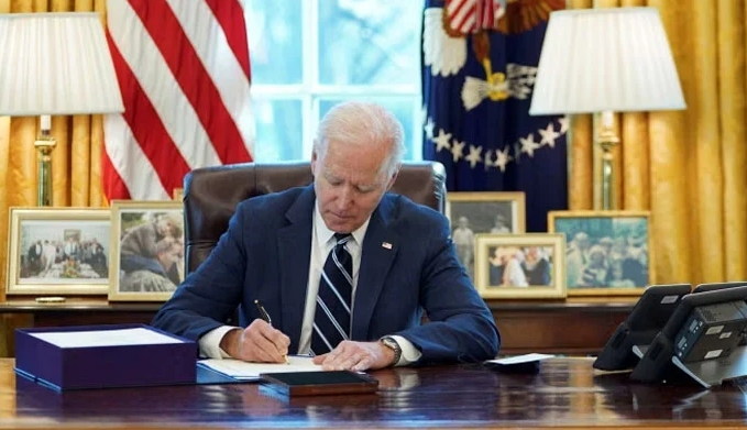 (상보) 미 바이든, 1610조원 올해 예산안 서명...셧다운 위기 종료