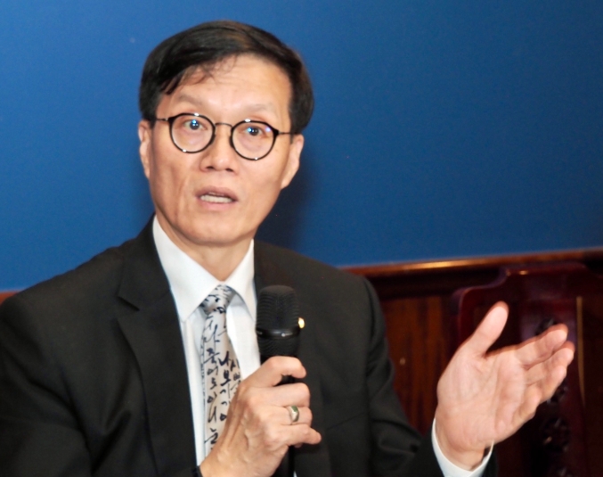 (상보) 이창용 " 환시 대응 중동발 리스크 전개 따라 달라질 것...필요시 시장 안정화 조치 취할 준비하고 있어"