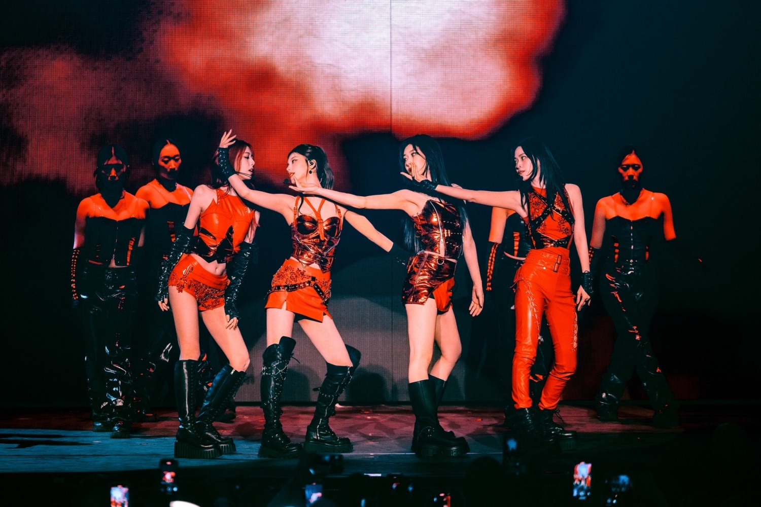 ITZY, 데뷔 첫 유럽 투어 순항…런던→파리→베를린 물들인 'K팝 퍼포먼스 퀸' 에너지