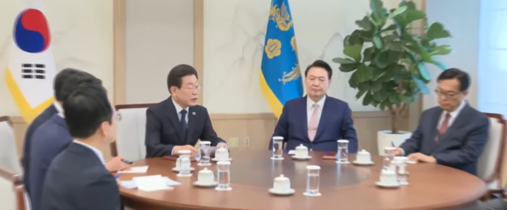 사진: 대통령실이 공개한 윤석열-이재명 회동 모습