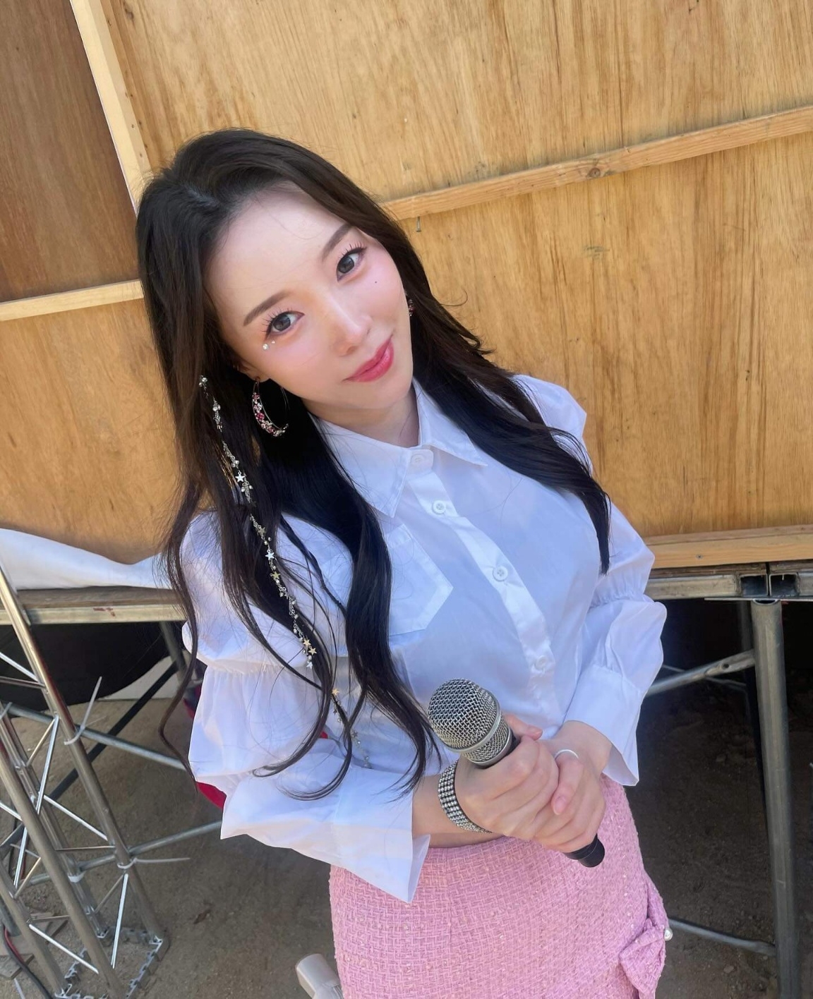 ‘열일’ 한소민, 무결점 청순 미모 눈길…“무대 5분 전 찰칵”