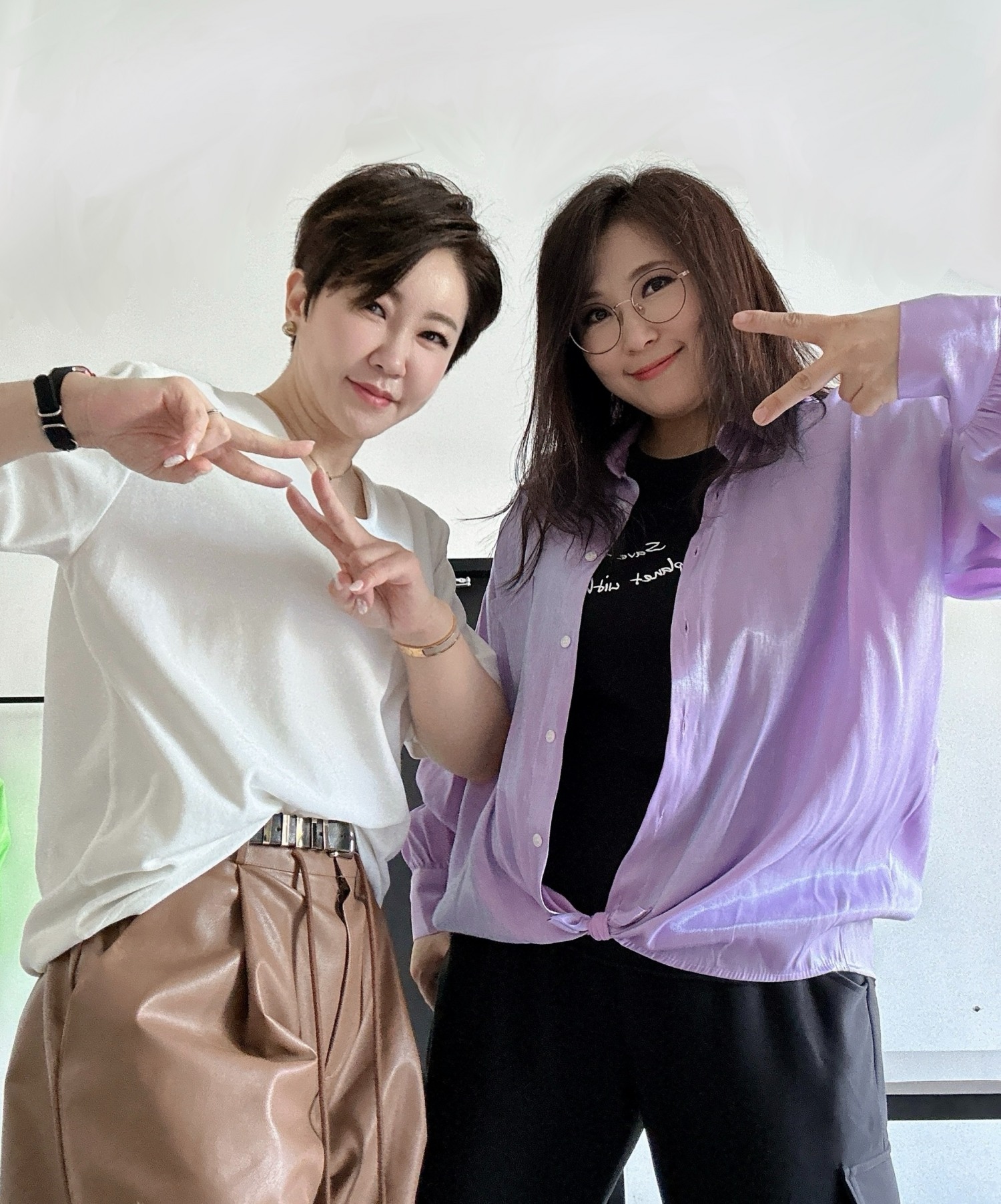 사진=에너지 듀오 〈자양강장〉의 멤버 신수아(좌), 미기(우) / 출처=BE 컴퍼니 제공