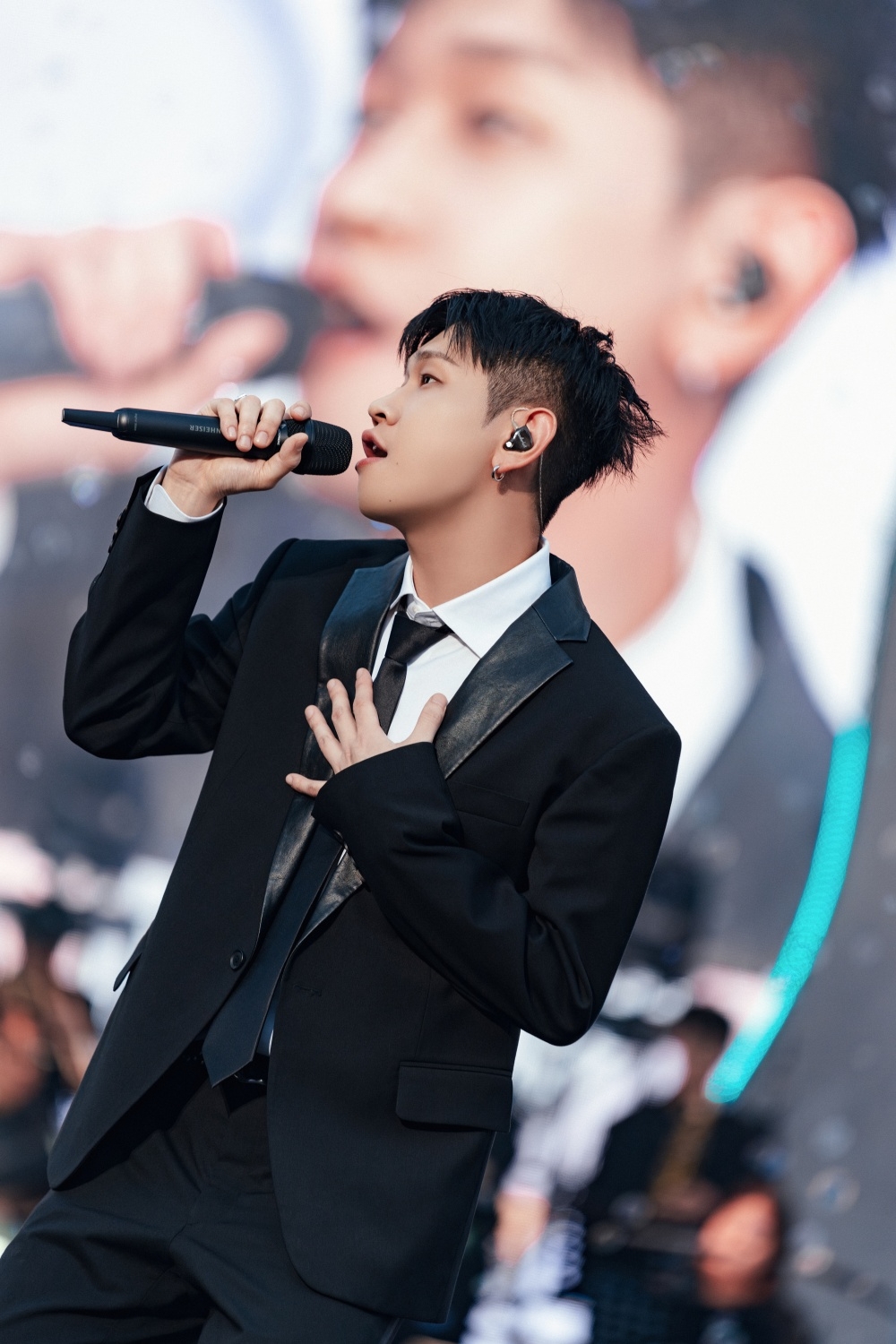 크러쉬, 단독 콘서트 ‘May I be your May?’로 힐링 에너지 선사…지코X도경수 지원사격