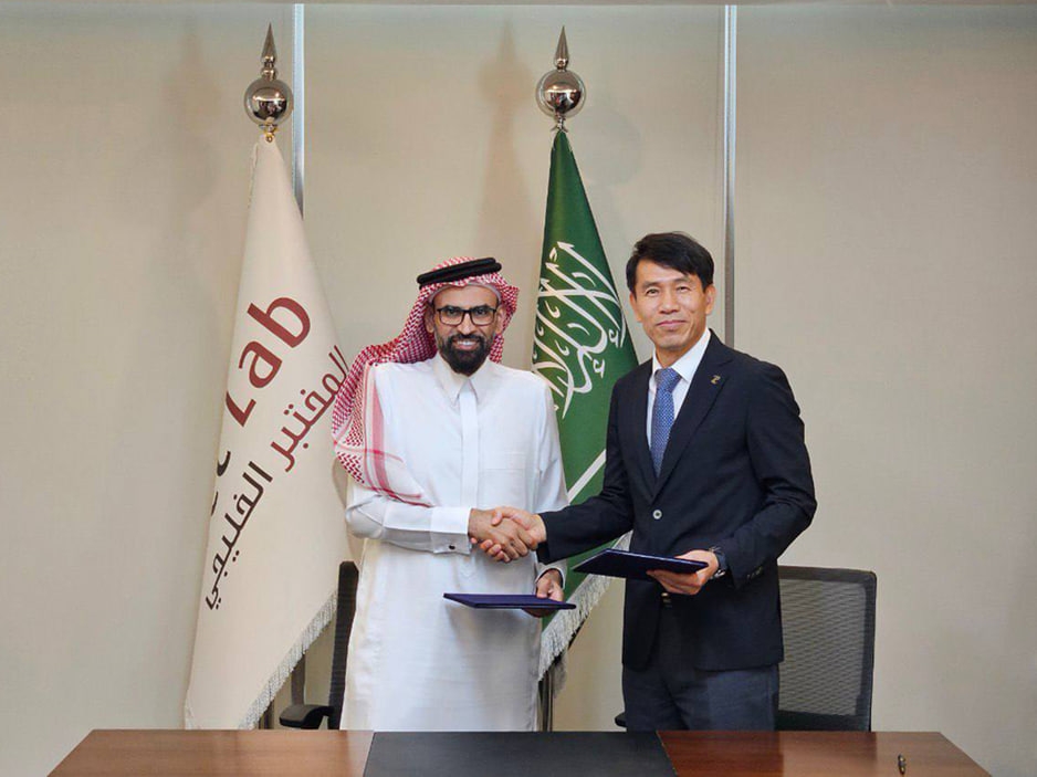 설명: (왼쪽부터) 칼라프 마사에드(Khalaf Masaeed) GCC Lab 부사장, 안영민 이엔플러스 사장