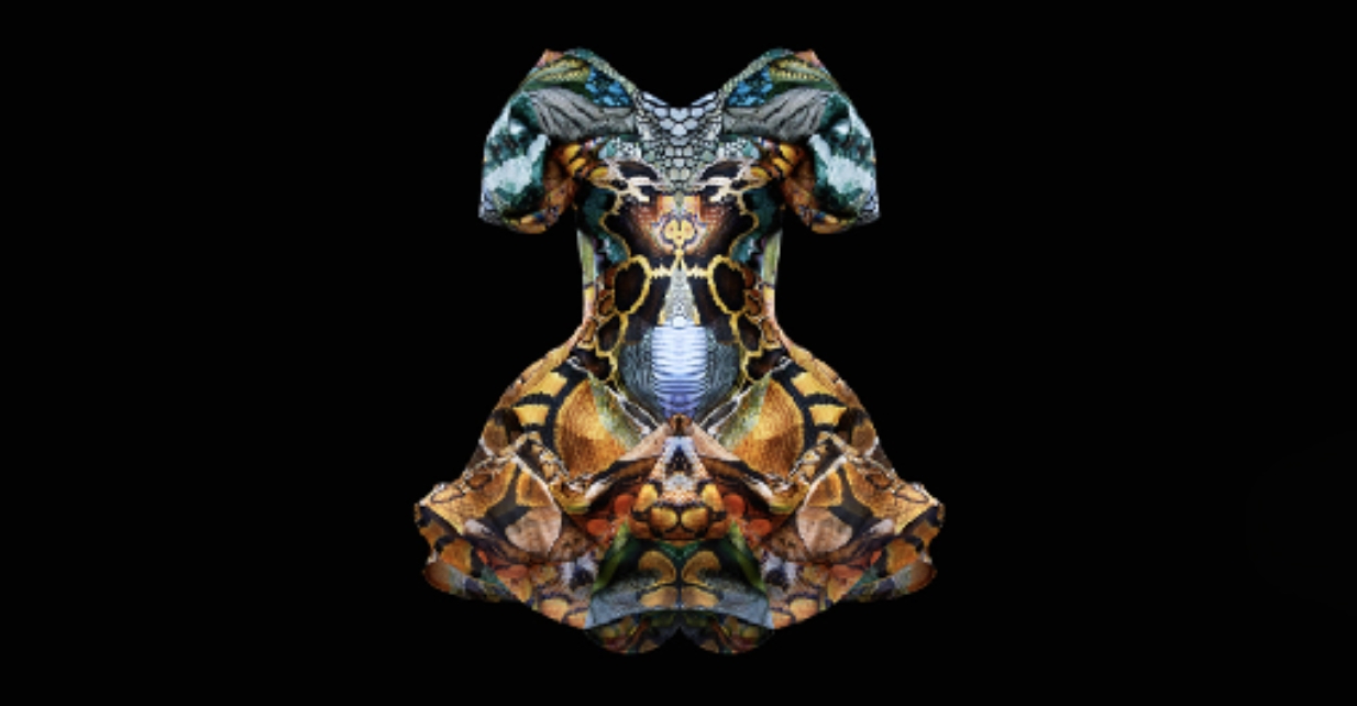 디지털 프린트 오간자 드레스(2010) - 알렉산더 맥퀸 / 이미지 출처 : 서울디자인재단