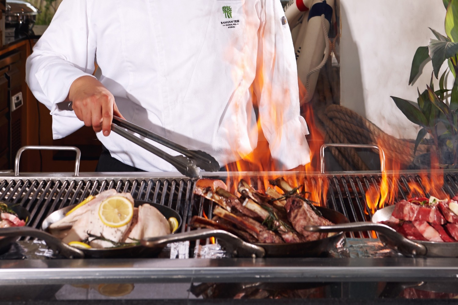 반얀트리 클럽 앤 스파 서울, 오아시스 풀사이드 바비큐 뷔페 선봬