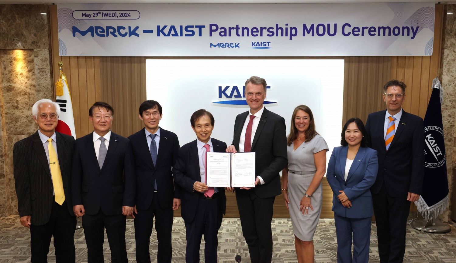 KAIST-머크社, 글로벌 바이오산업 MOU 체결식 2: (왼쪽 네 번째부터) 이광형 KAIST 총장과 마티아스 하인젤 머크사 CEO 및 양 기관 관계자들