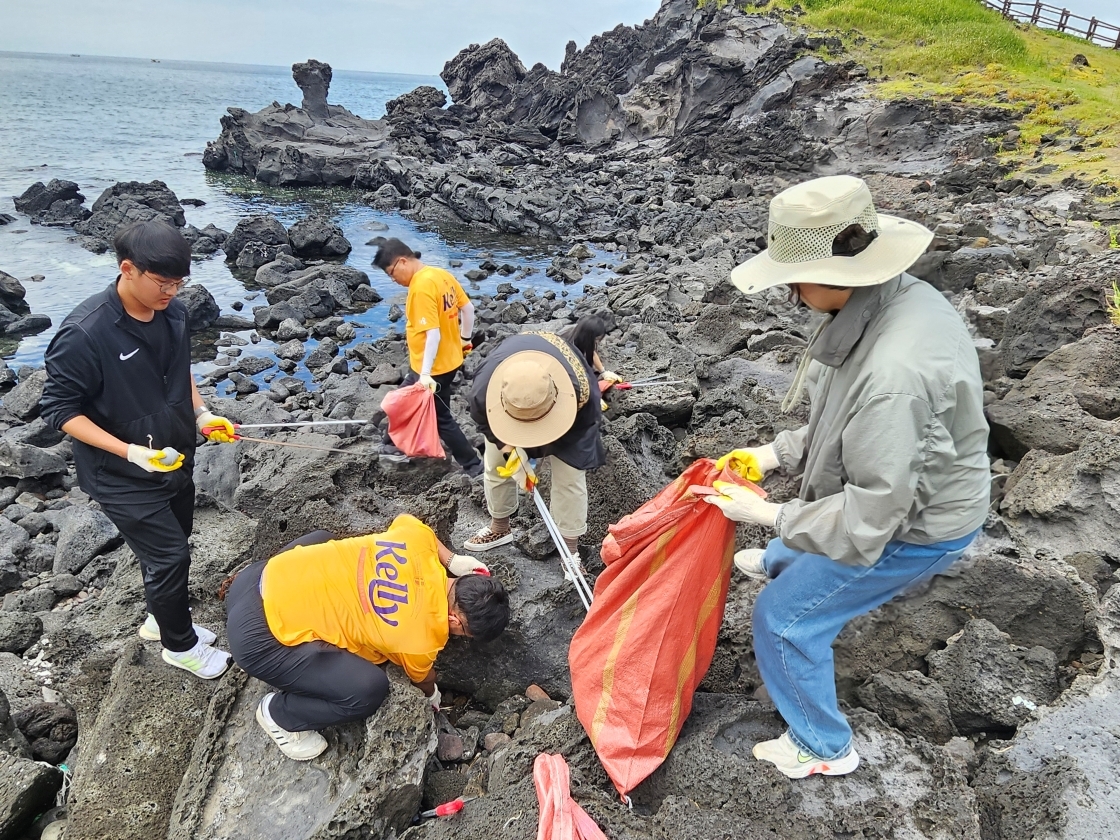 사진=지난 30일 제주 닭머르해안에서 하이트진로 제주지점 임직원들과 제주대학교 학생 및 교직원들이 환경정화 활동을 진행했다.