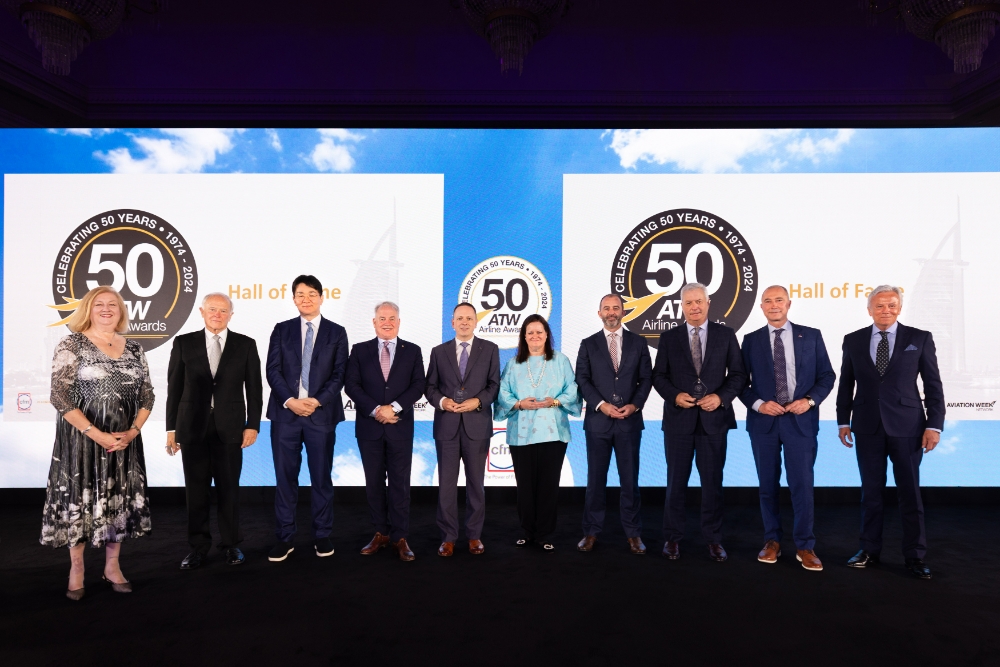 카렌 워커 ATW 총괄 편집장과 명예의 전당에 헌액된 항공사 및 유관 단체 관계자들이 기념촬영을 하는 모습 (조원태 회장은 왼쪽으로 부터 세번째).(사진=대한항공)