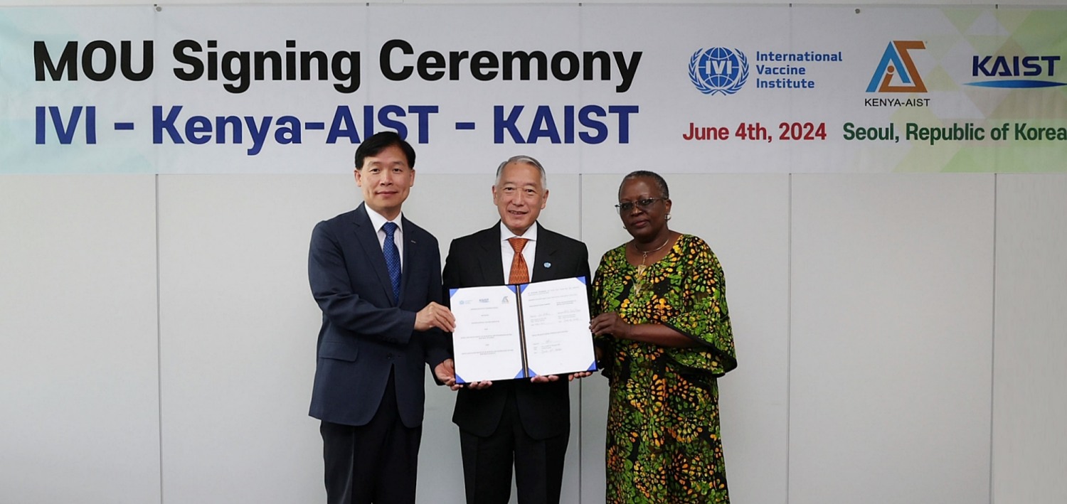 KAIST가 4일 오전 케냐과학기술원 맟 국제백신연구소와 백신 개발 및 아프리카 보건의료 발전을 위한 협력협정을 체결했다. (왼쪽부터) 김경수 KAIST 대외부총장, 제롬 김 IVI 사무총장, 제니퍼 하마시 케냐과학기술원 교무처장 대행