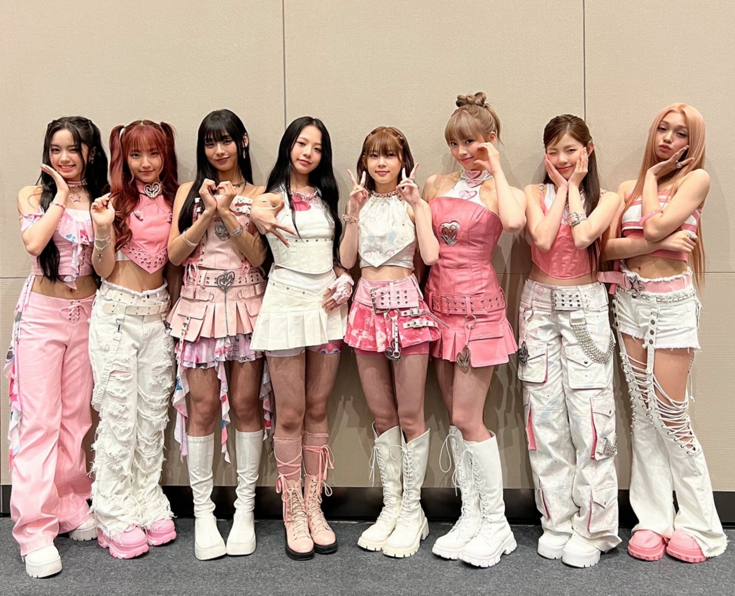 유니스, 'K-WAVE 콘서트 인기가요' 완벽 접수…당당→발랄 오가는 매력 과시