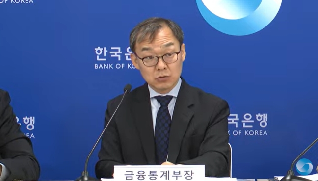 사진= 송재창 금융통계부장이 11일 오전 서울 중구 한국은행에서 2024년 4월 국제수지(잠정)의 주요 특징을 설명하고 있다.