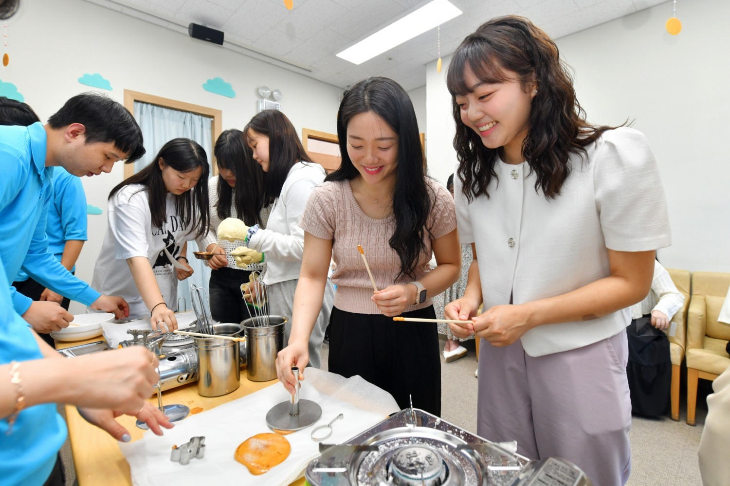 참석자들이 가족, 친구, 이웃과 함께 달고나 체험을 하며 즐거운 추억을 쌓았다.