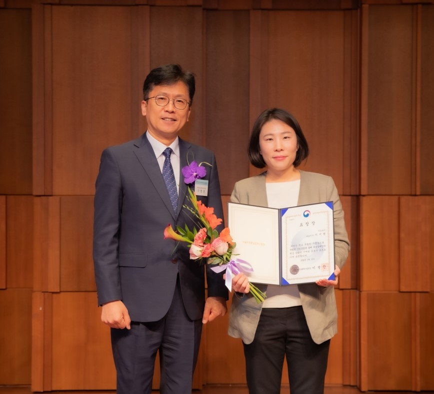 여성기업주간 서울지방중소벤처기업청장 표장을 수상한 아마프레스 이지련 대표