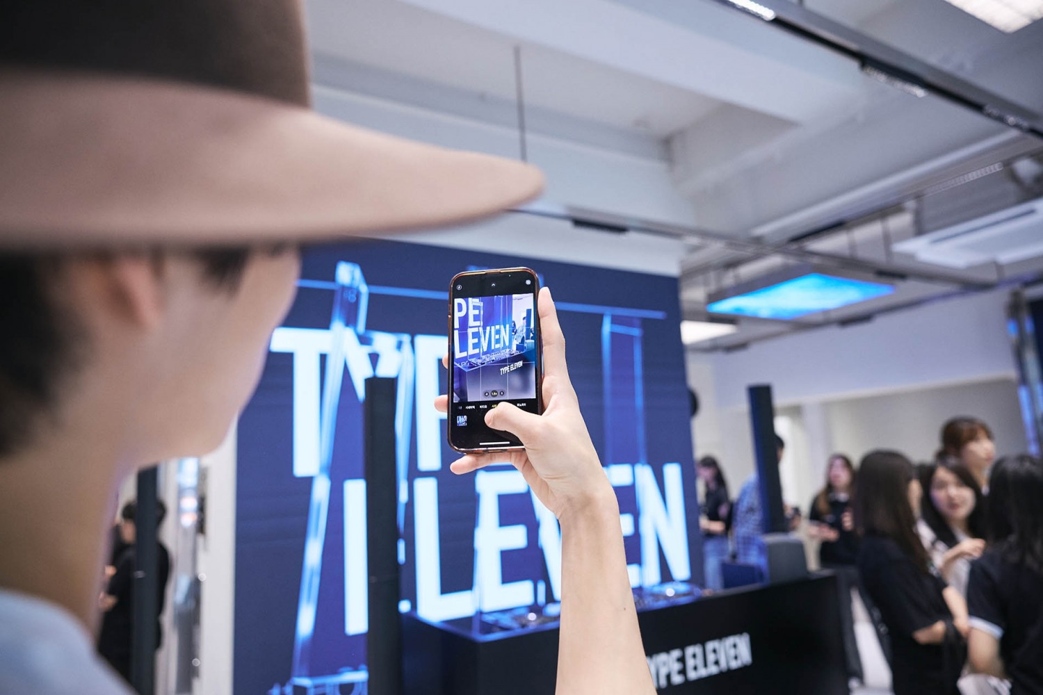 ‘K패션’ 매력에 빠진 홍대..‘타입일레븐’ 오픈 성황