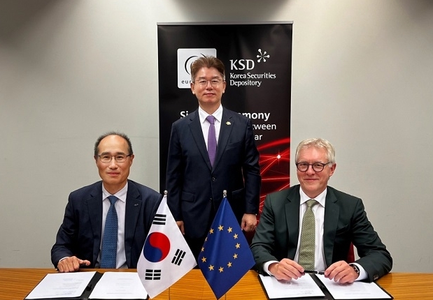 사진= 한국예탁결제원, 작년 8월 28일 벨기에 유로클리어 본사에서 이순호 한국예탁결제원 사장(왼쪽)과 피터 스나이어스 유로클리어 CEO(오른쪽)가 국채통합계좌 시스템 구축·운영에 관한 계약을 체결했다.