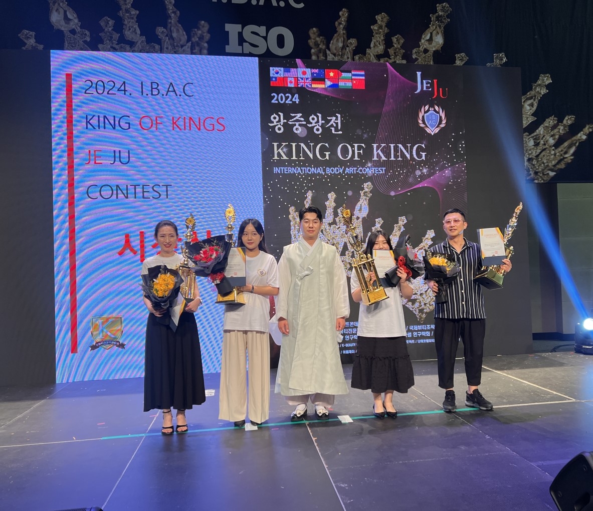 바디아트국제대회 SMP부문에서 대상을 수상한 달킨 원장(오른쪽 첫번째)