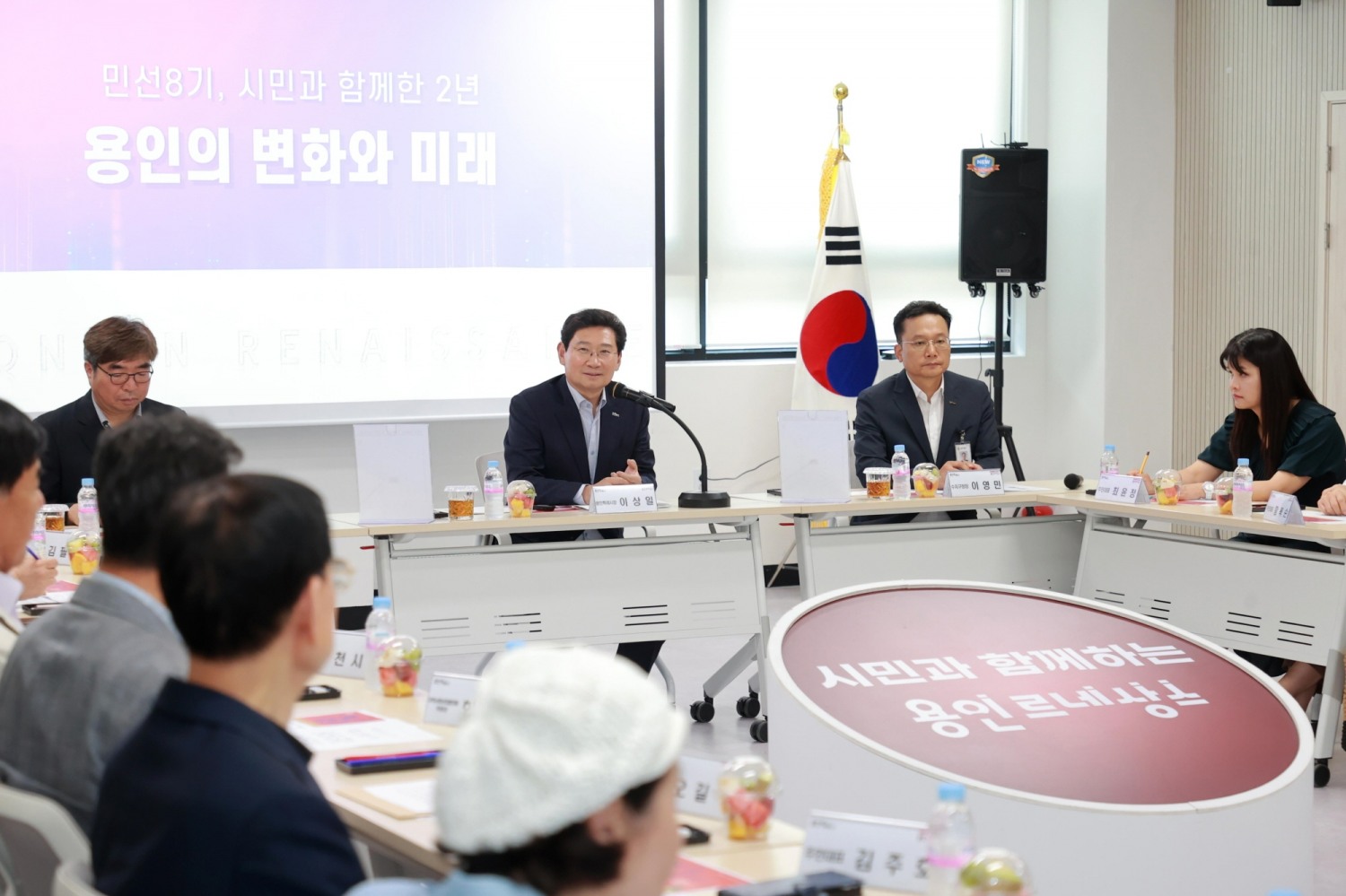 이상일 용인특례시장이 1일 죽전3동 주민소통간담회에서 인사말을 하고 있다. (용인시 제공)