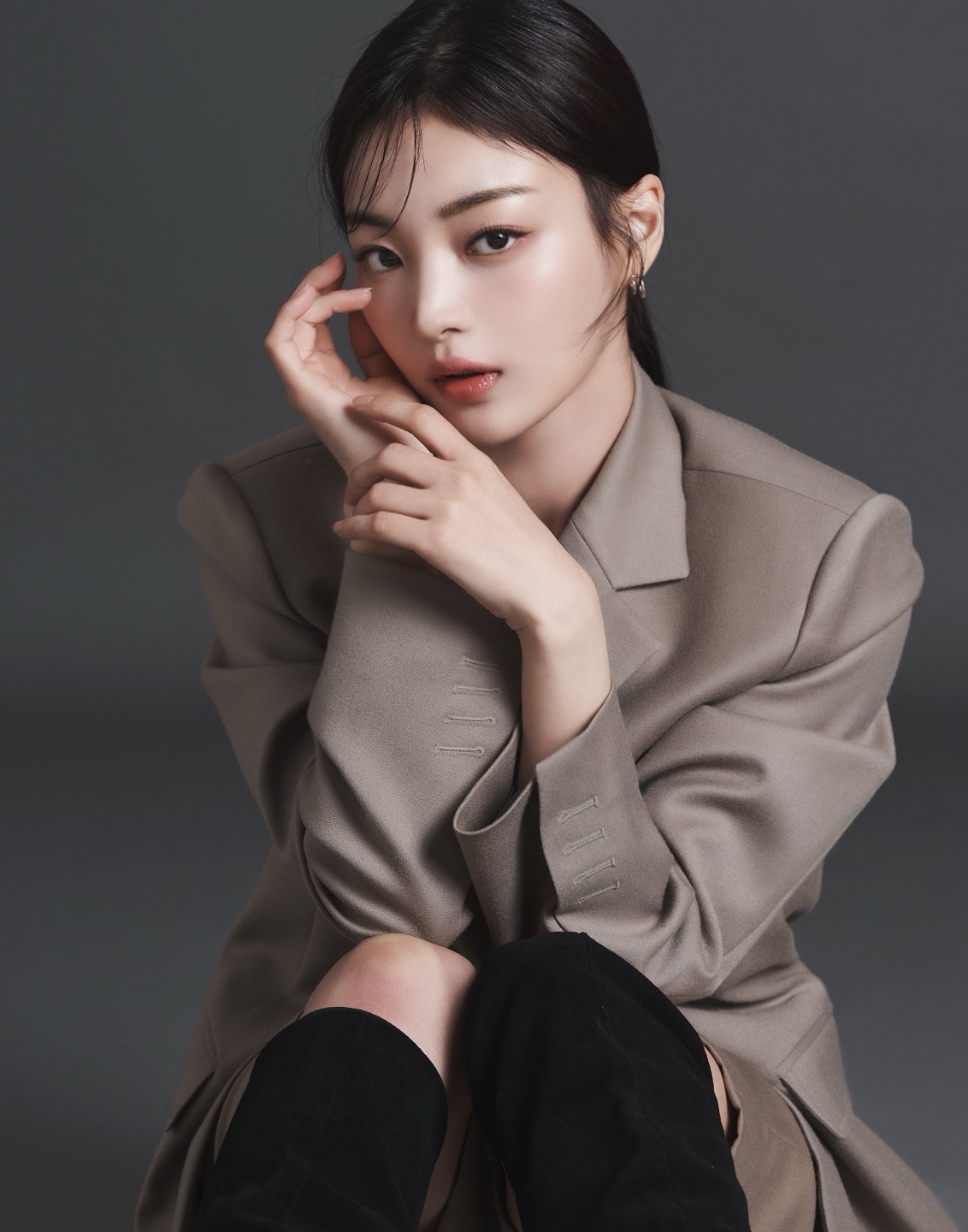 남주연, 라키 ‘Jealousy’ 뮤직비디오 출연…‘신비로운 마스크+마성의 눈빛’