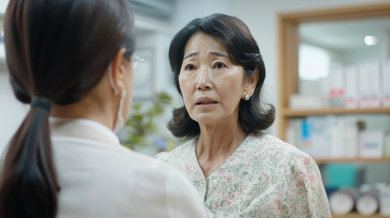 골다공증은 초기에는 증상이 거의 없기 때문에 검진을 통해 조기에 발견함으로써 적절한 치료와 예방 조치를 취할 수 있다. / 이미지 생성 : 미드저니 (by rido)