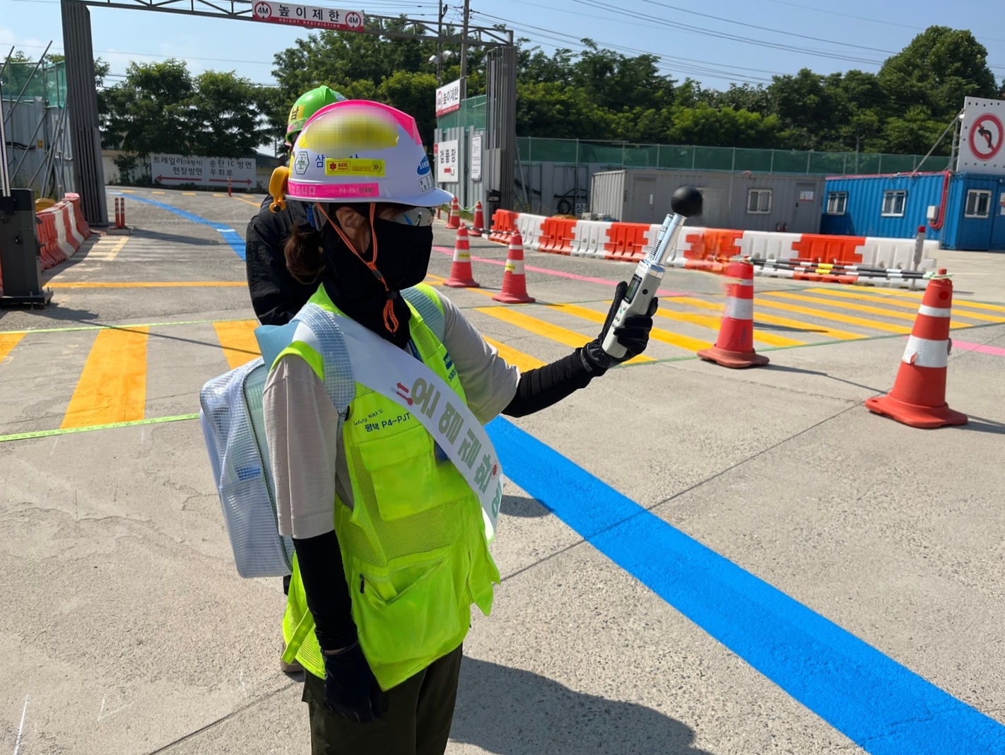 삼성물산 현장에서 온·습도를 직접 측정하고 있다